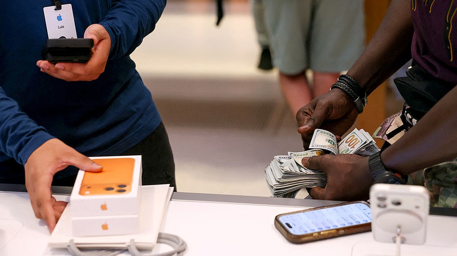 New iPhone scam tricks owners into giving phones away