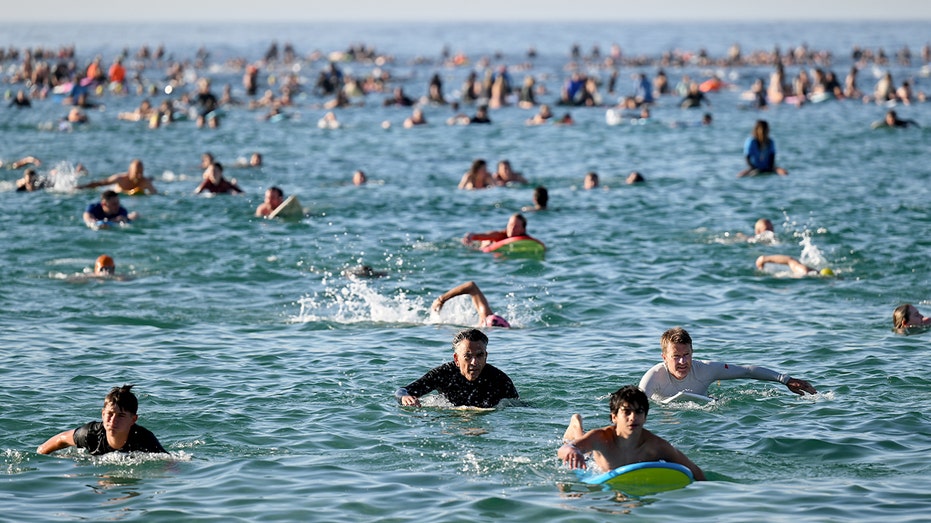 Thousands gather as Bondi Beach reopens, commemorating victims of Hanukkah attack