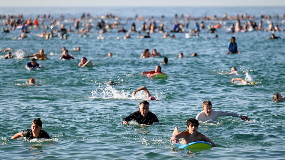 BONDI DEFIES TERROR: Beach Roars Back in Powerful Remembrance!