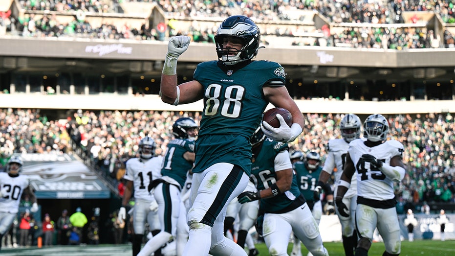 Eagles rout Raiders to snap 3-game losing streak as Dallas Goedert scores two touchdowns