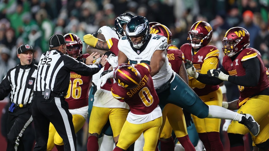 Multiple players ejected after brawl breaks out during Eagles-Commanders game