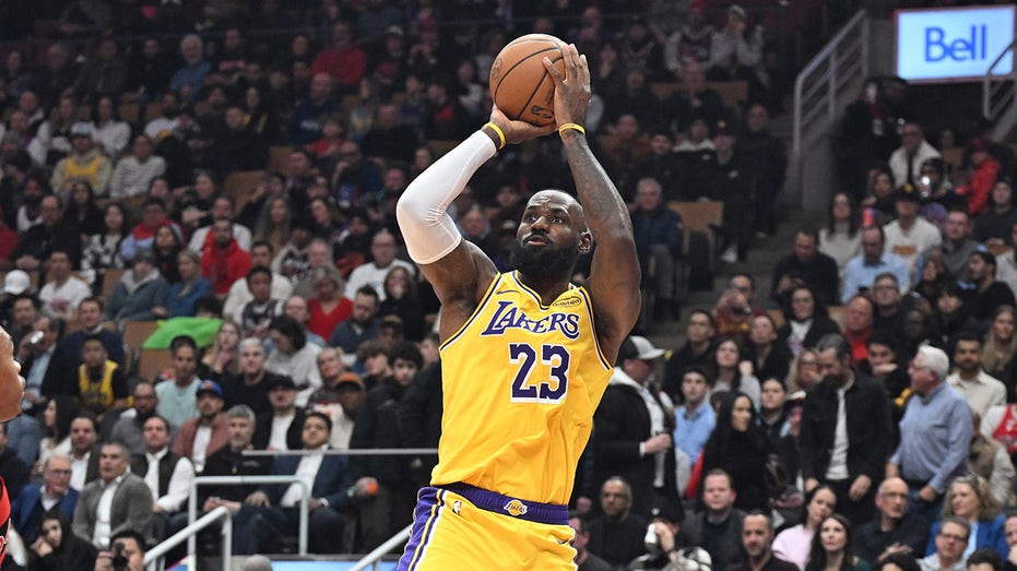 LeBron James’ streak of 1,297 consecutive games with 10+ points ends after game-winning decision