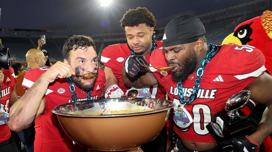 High school football recruit has wrong hat at commitment ceremony
