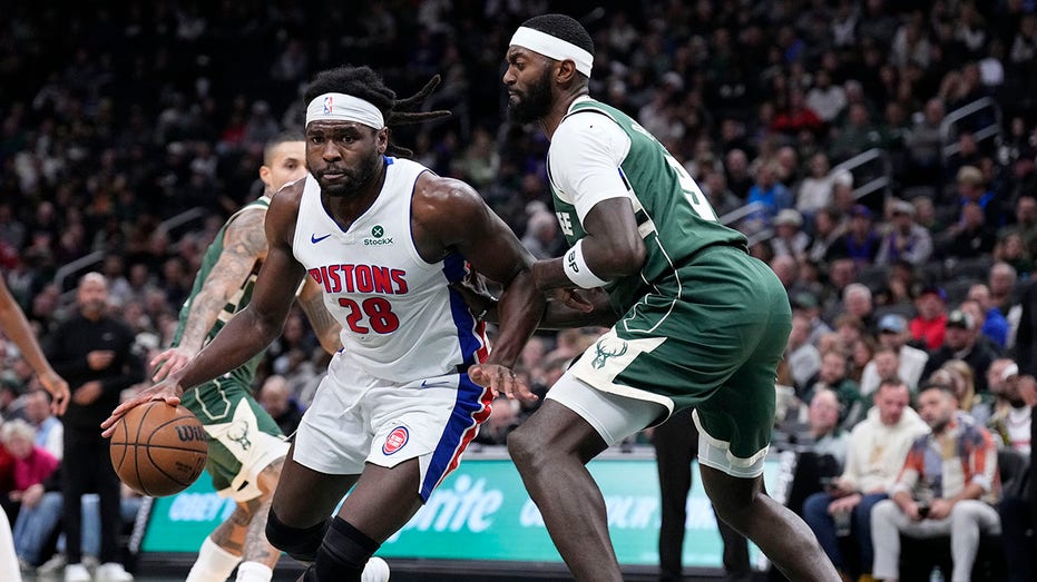 Pistons player holds up fist to opponent during heated skirmish