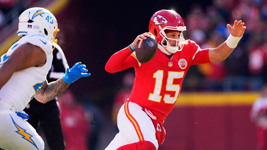 Patrick Mahomes suffers brutal knee injury as Chiefs eliminated from playoff contention
