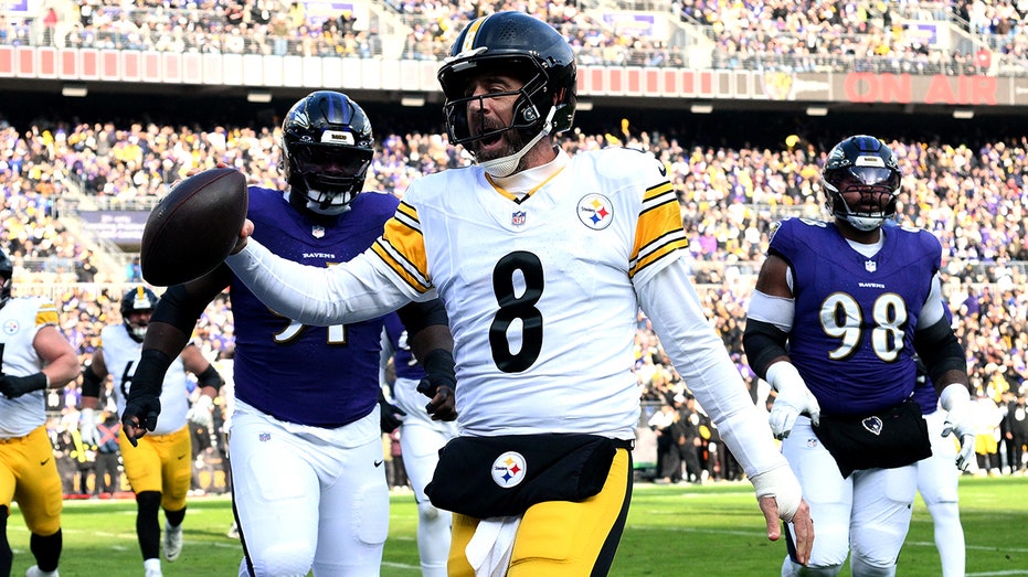 Aaron Rodgers gets terse with reporters as Steelers win after week of noise about team’s future