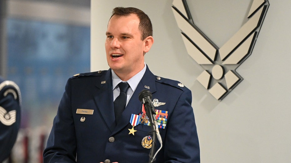 F-16 PILOT SURVIVES MISSILE STORM – HEROIC ACT REVEALED!