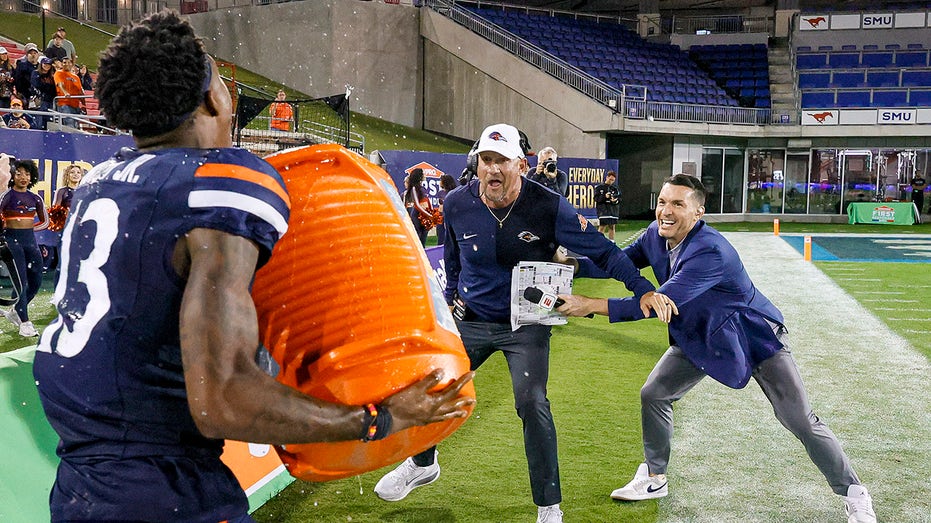 UTSA coach hilariously tries to escape celebration shower, ends up in dogpile
