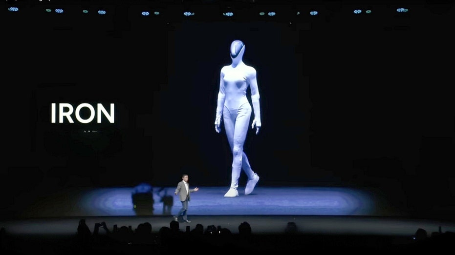 Robot stuns crowd after shocking onstage reveal