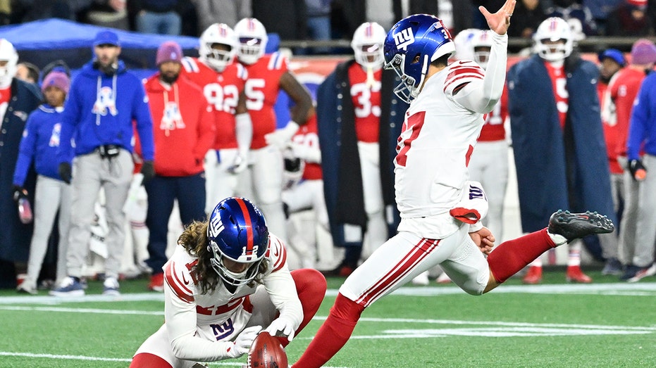 Younghoe Koo's field goal attempt goes horribly wrong as special teams woes continue for Giants