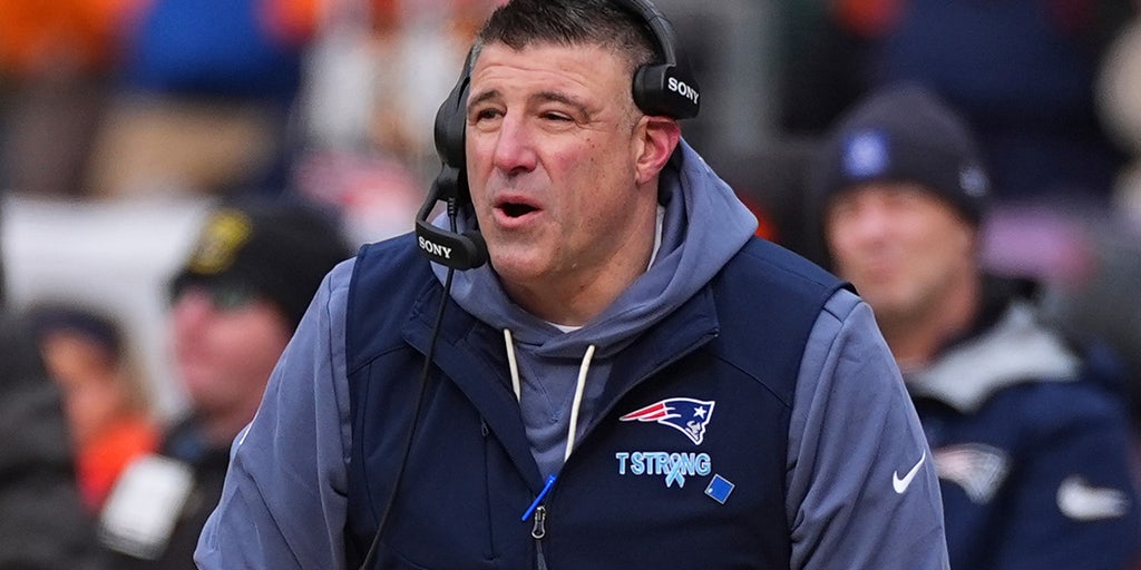 Mike Vrabel wins Coach of Year after historic Patriots turnaround ahead of  Super Bowl LX