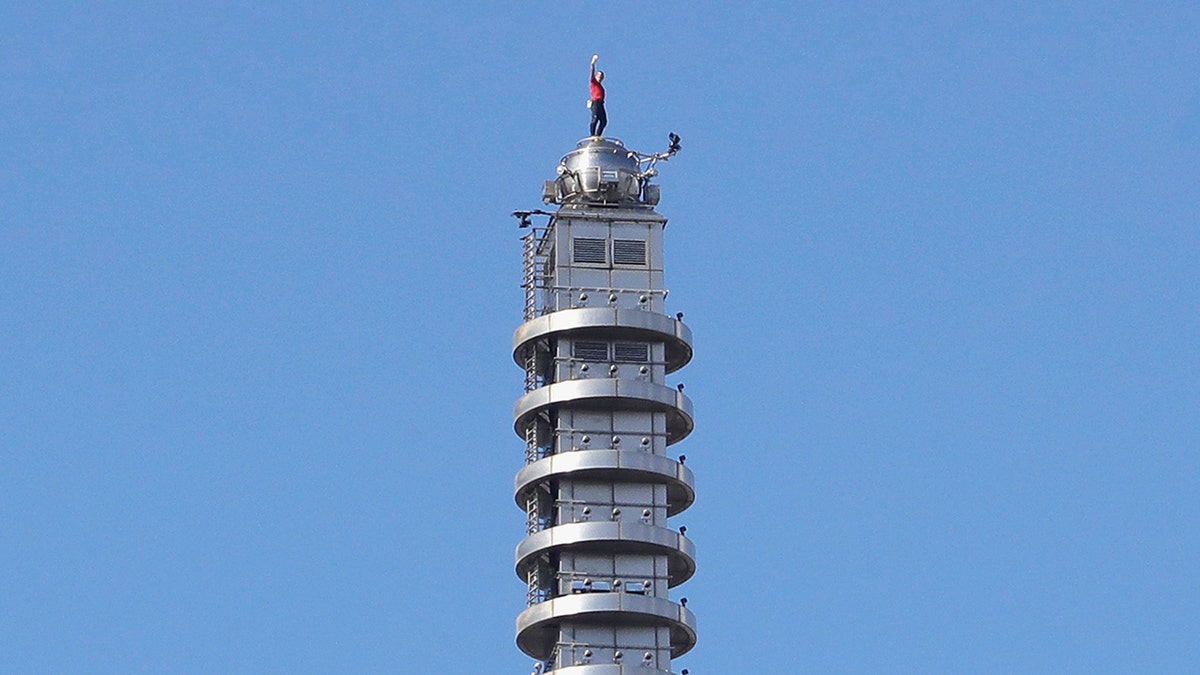 O alpinista americano Alex Honnold está no topo da torre do Taipei 101 após completar uma escalada solo livre em Taipei, Taiwan.