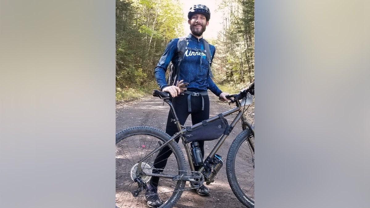 Alex J. Pretti em equipamento de ciclismo