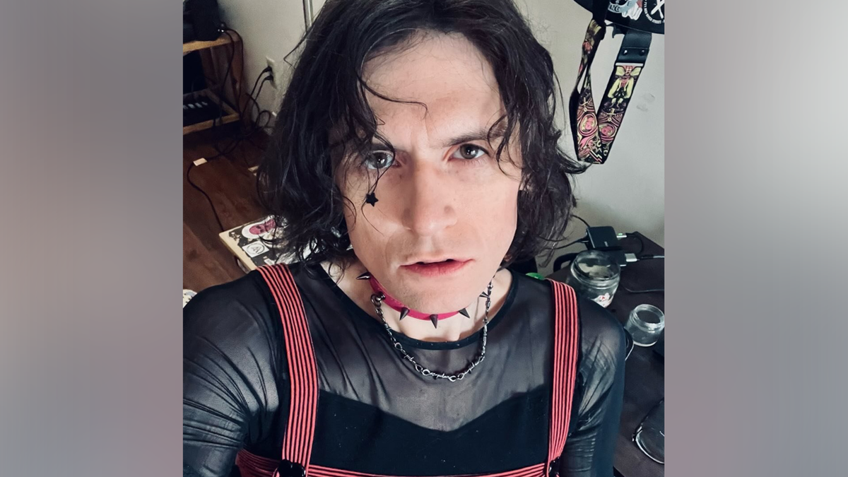 Selfie przedstawia Michaela Richarda Fadicha