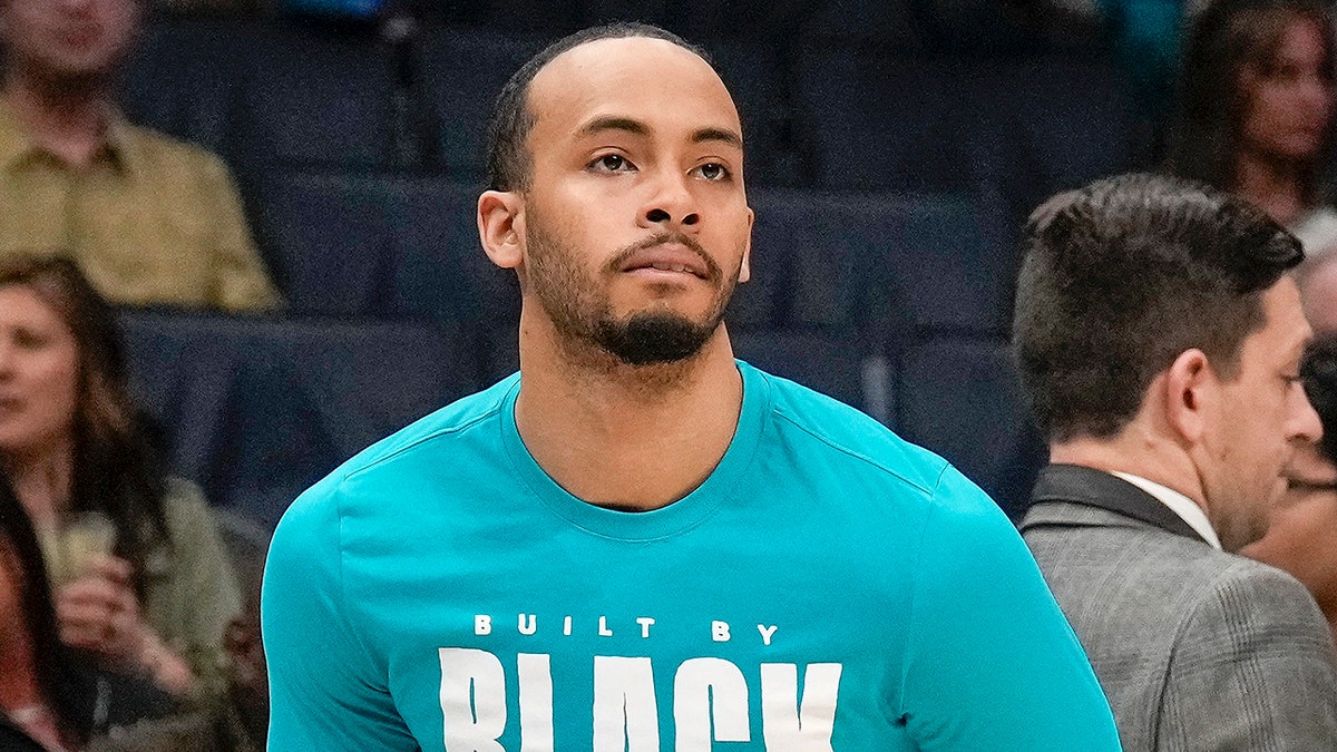 Amari Bailey warms up