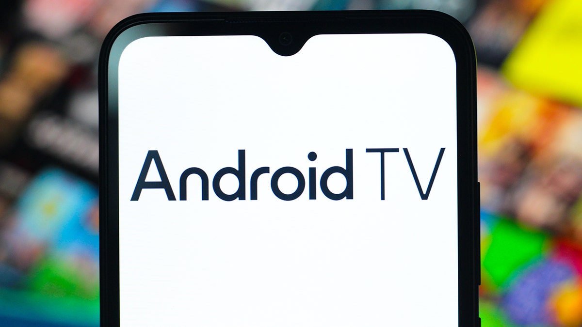 Logo AndroidTV su un telefono.