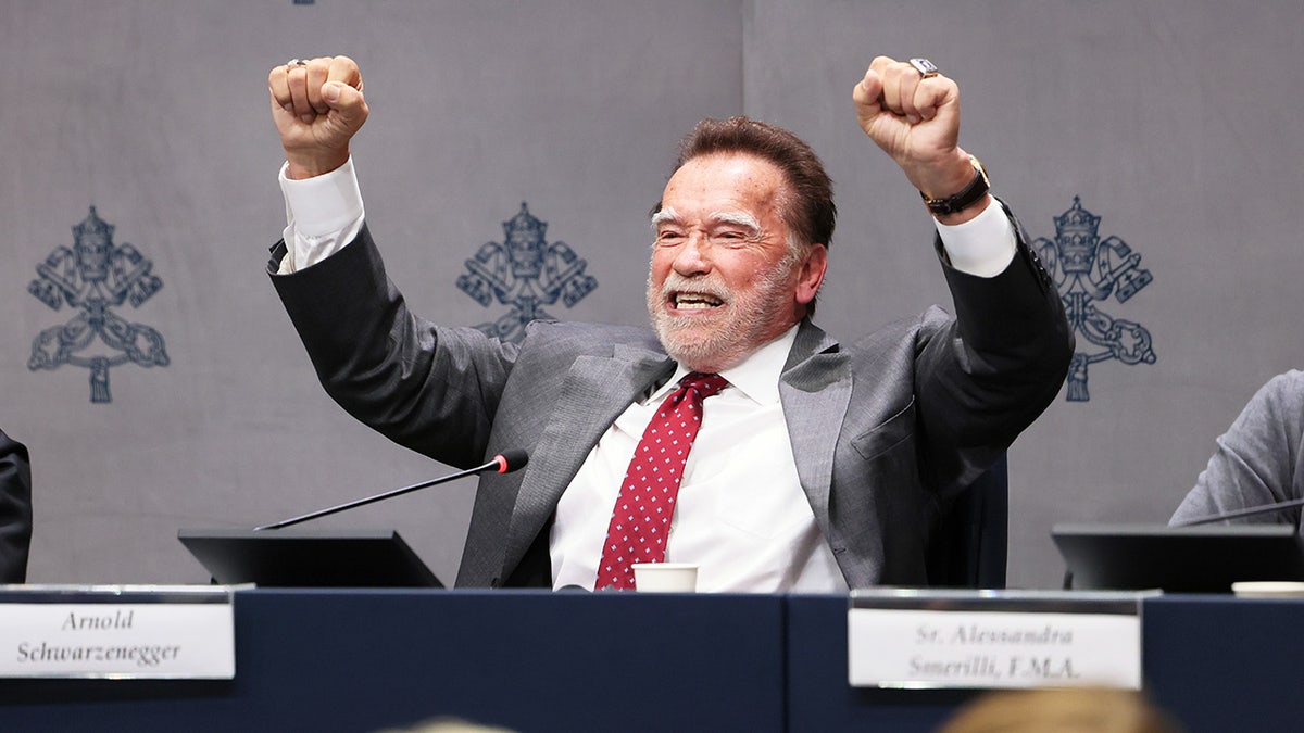 Arnold Schwarzenegger raises his fists