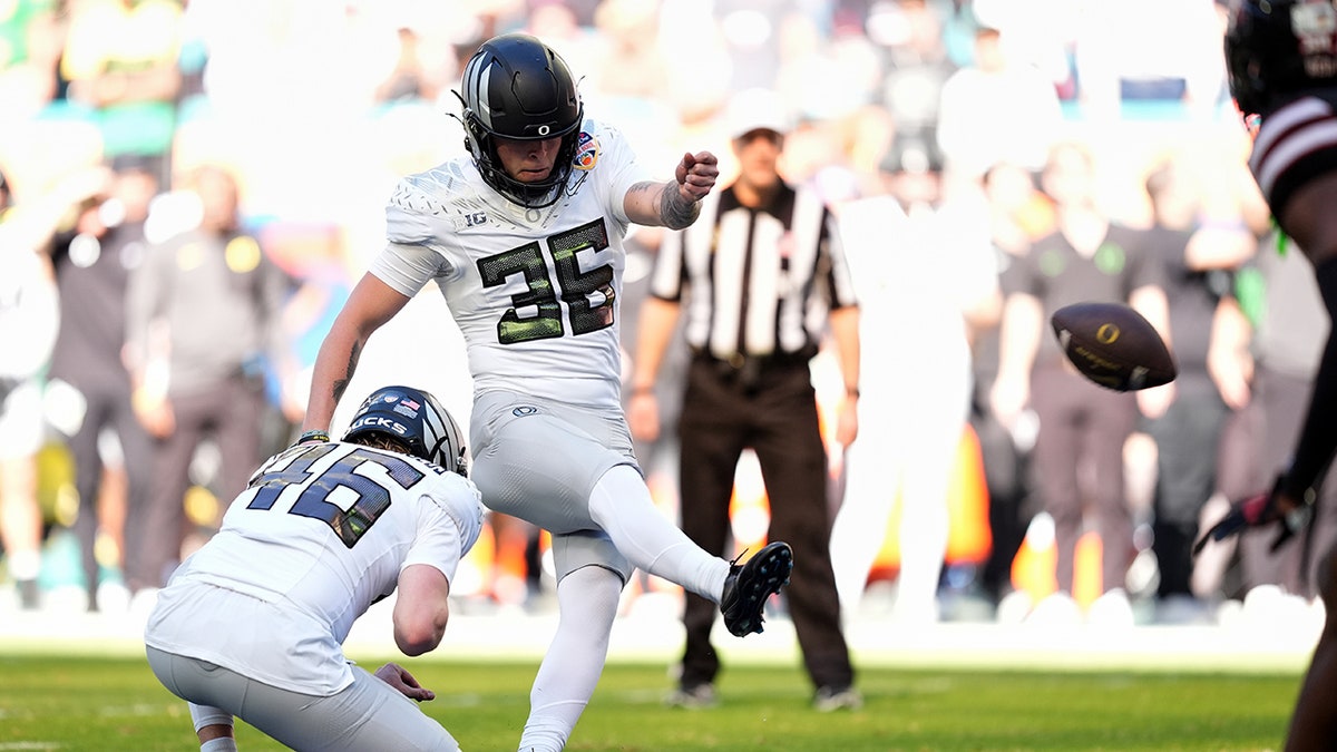Atticus Sappington kicks field goal