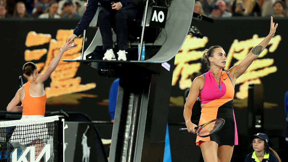 Elina Svitolina and Aryna Sabalenka decline a post-match handshake