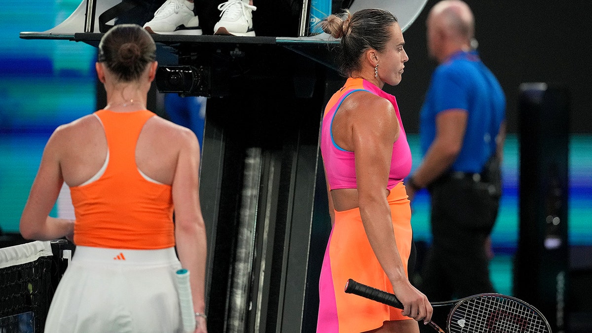 Elina Svitolina and Aryna Sabalenka decline a post-match handshake