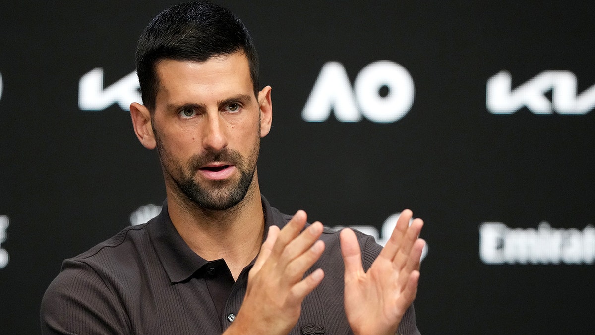 Novak Djokovic habla con los medios de comunicación.