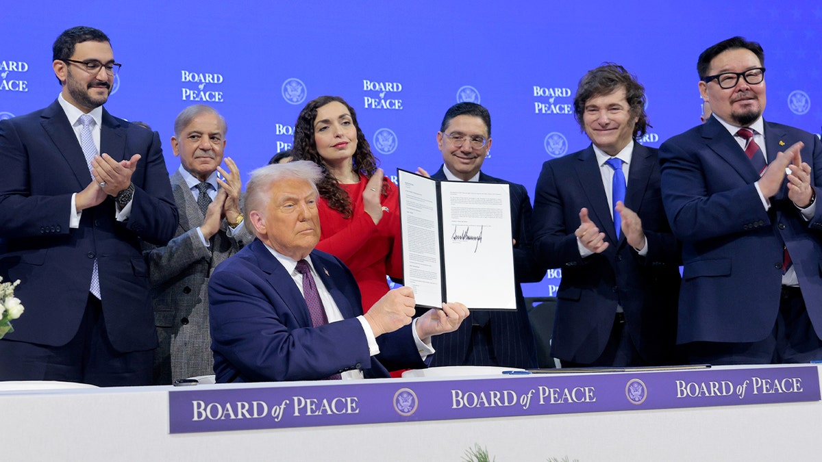 O presidente dos EUA apresenta documento assinado durante evento diplomático formal em fórum internacional.