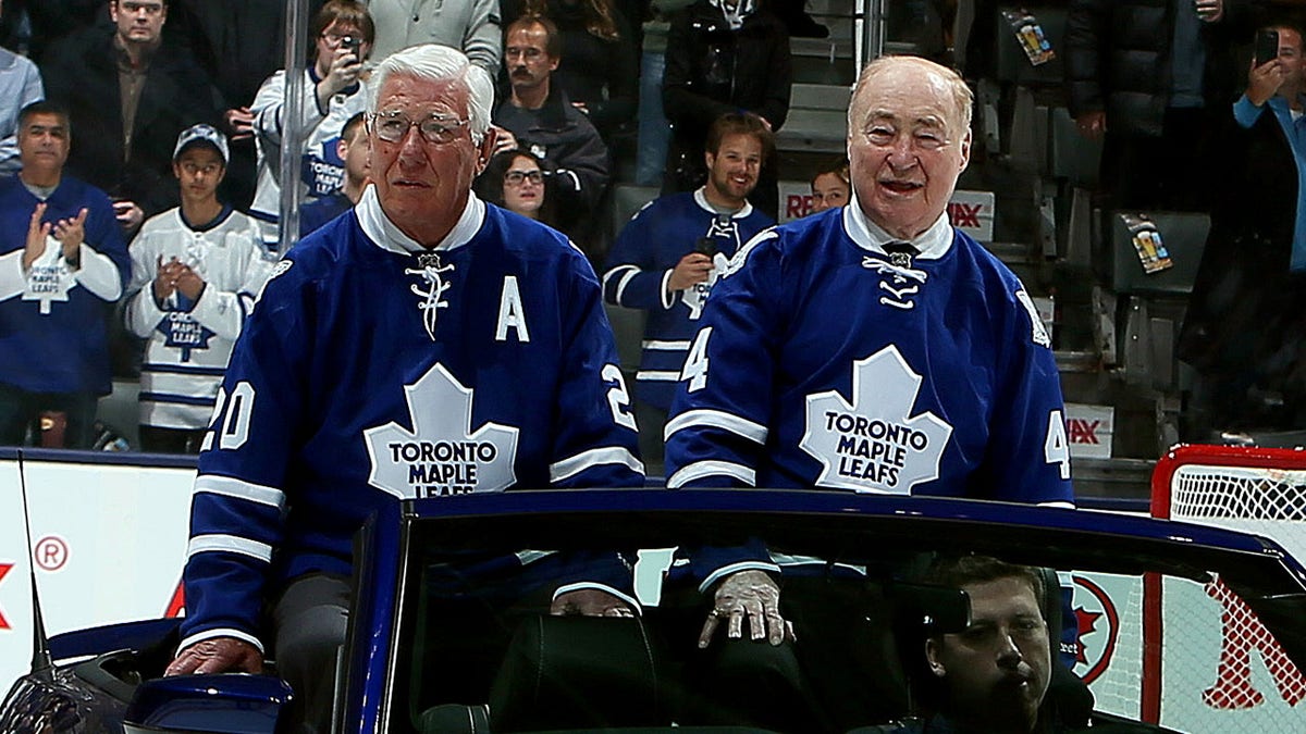 বব পুলফোর্ড এবং রড কেলি ঘুরে বেড়াচ্ছেন