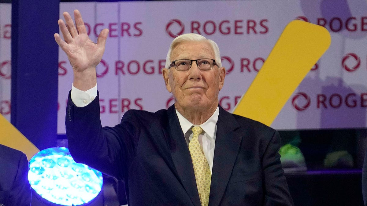 বব পুলফোর্ড ঢেউ দিচ্ছেন