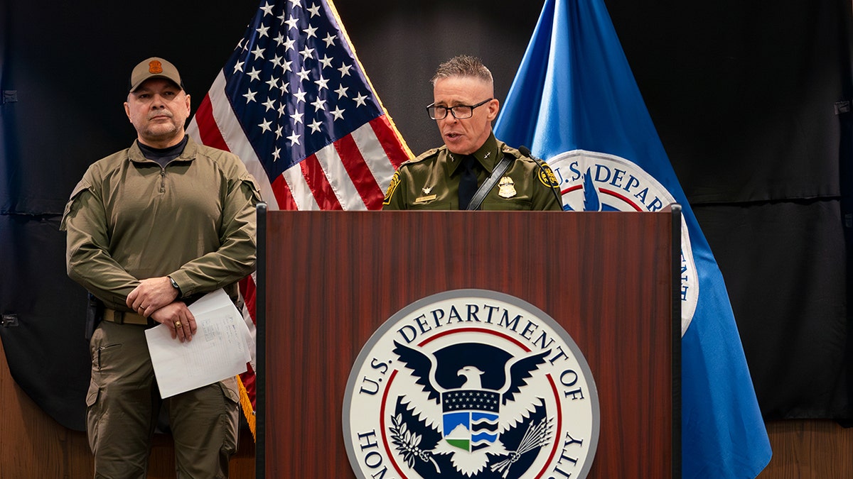 Marcos Charles e Gregory Bovino na imprensa
