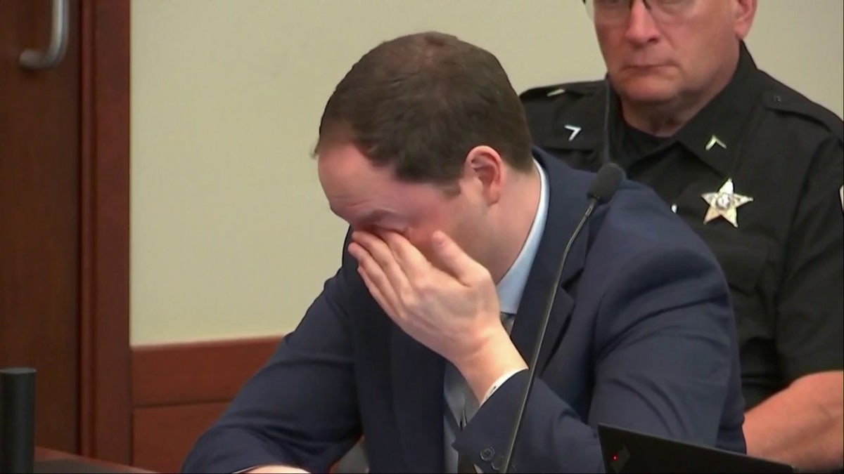 Brendan se seca las lágrimas durante tu juicio por asesinato.