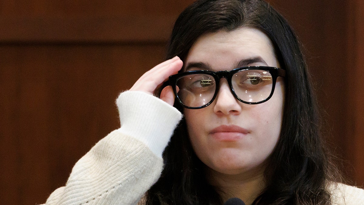 Juliana Peres Magalhães zeznaje na procesie Brendana Banfielda na sali sądowej w Wirginii