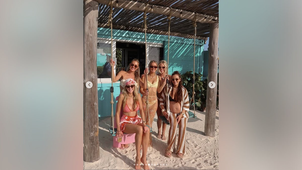 Brittany também postou fotos com suas amigas.