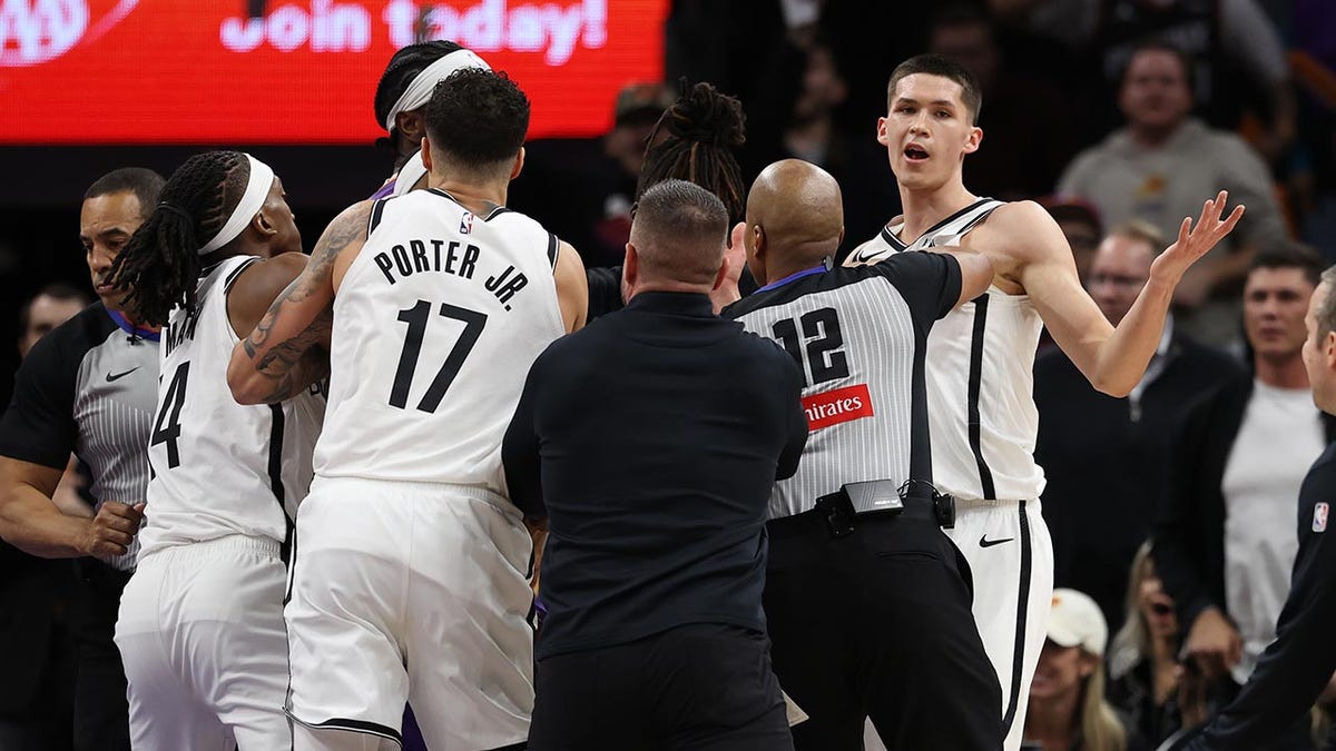 Egor Demin reage durante uma briga