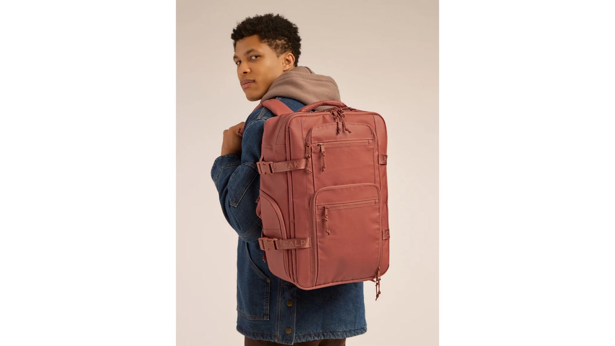 The compression straps on the outside and inside keep things streamlined, even when fully loaded.