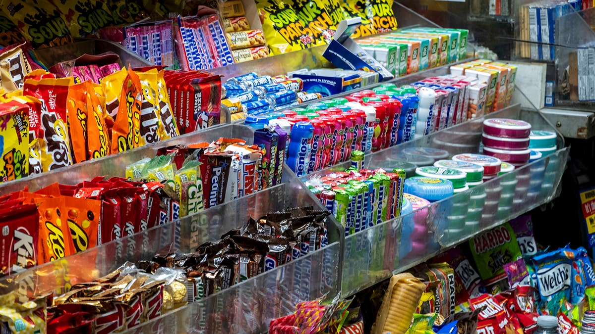 Exposição de doces vista na banca de jornal de Nova York.