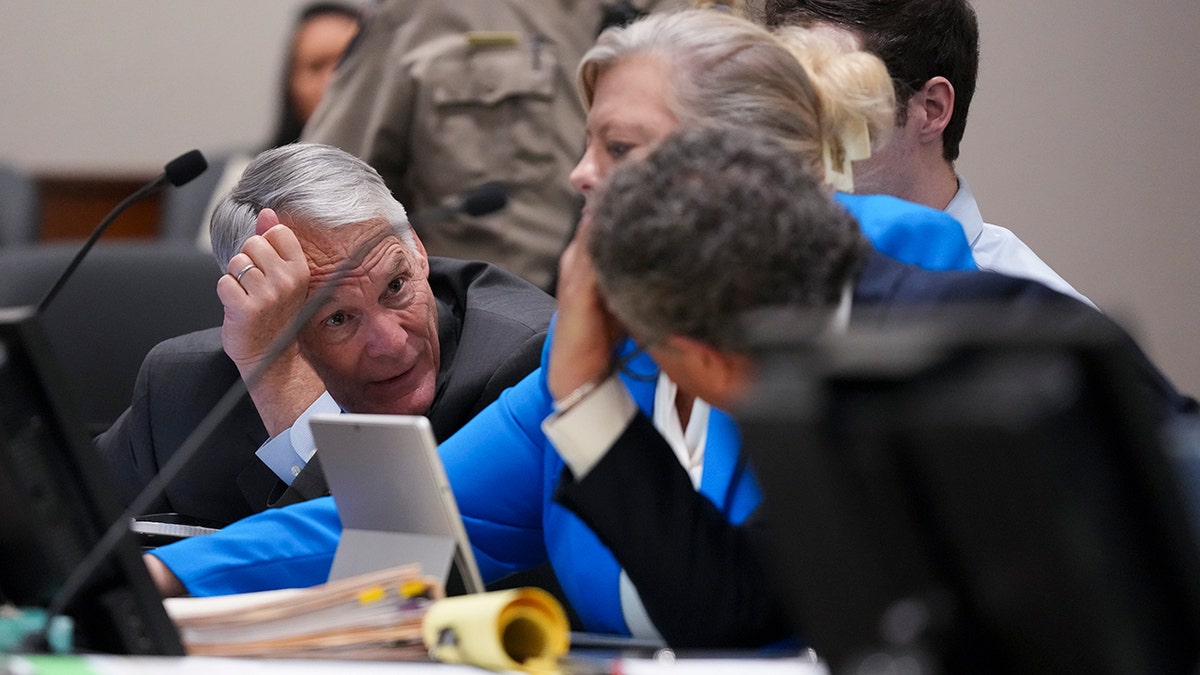 Adwokaci Michael Burt i Richard Novak podczas śledztwa Tylera Robinsona w sprawie zabójstwa Charliego Kirka