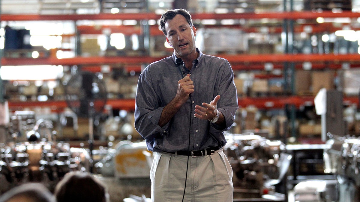 Chris Dudley speaks to crowd