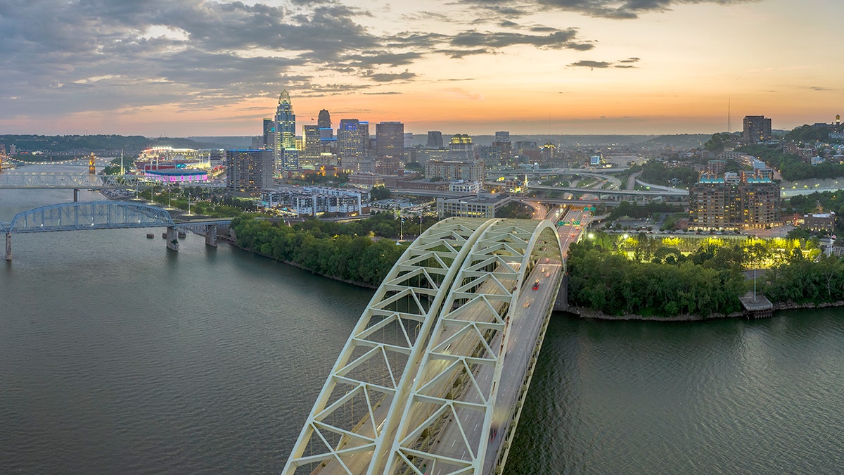 Vista aérea del tráfico Ohio en la autopista del centro de la ciudad de Cincinnati, Ohio .