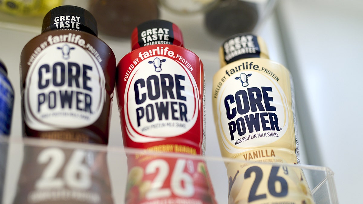 Bebidas proteicas Core Power en la nevera.