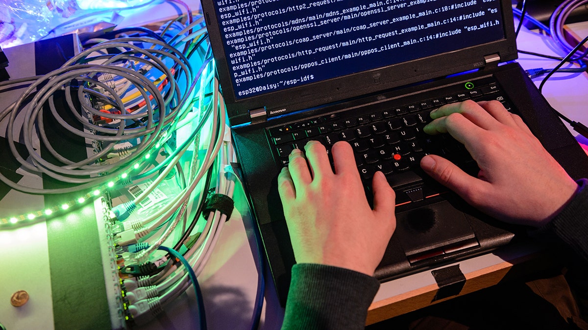 Hacker che utilizza un laptop.