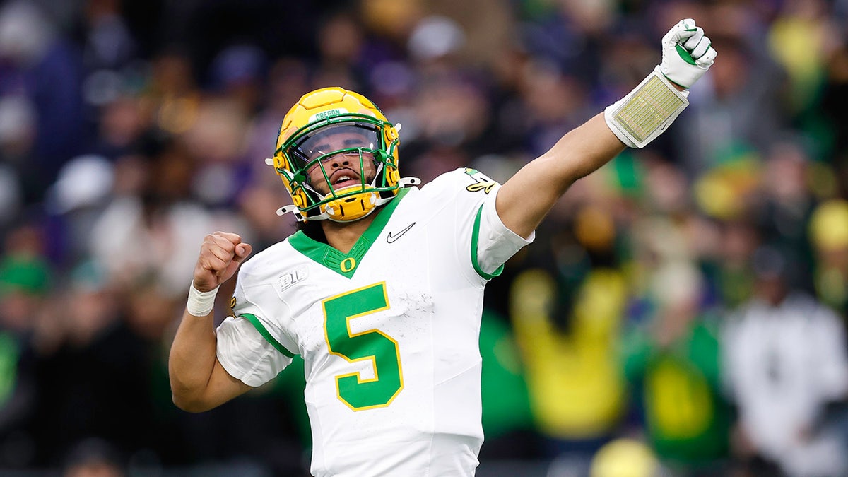 প্রাক্তন জেটস কোয়ার্টারব্যাক বুমার এসিয়াসন বলেছেন যে টিম ‘ভাগ্যবান’ শীর্ষ QB সম্ভাবনা কলেজে ফিরে আসছে