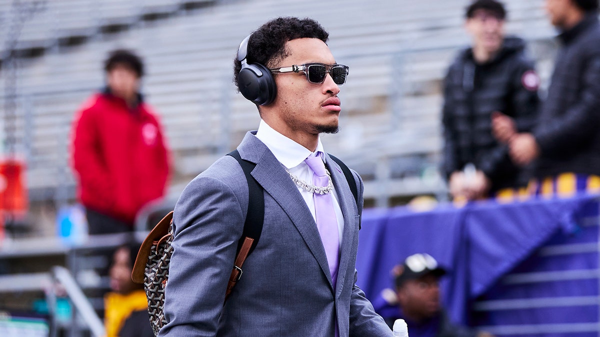 Demond Williams Jr before game