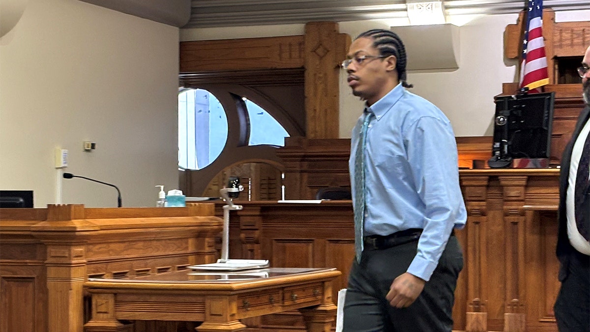 Deonta Johnson camina hacia tu asiento.