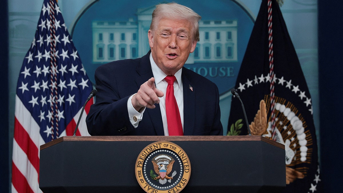 El presidente Donald señala con el dedo durante una rueda de prensa en la Casa Blanca.