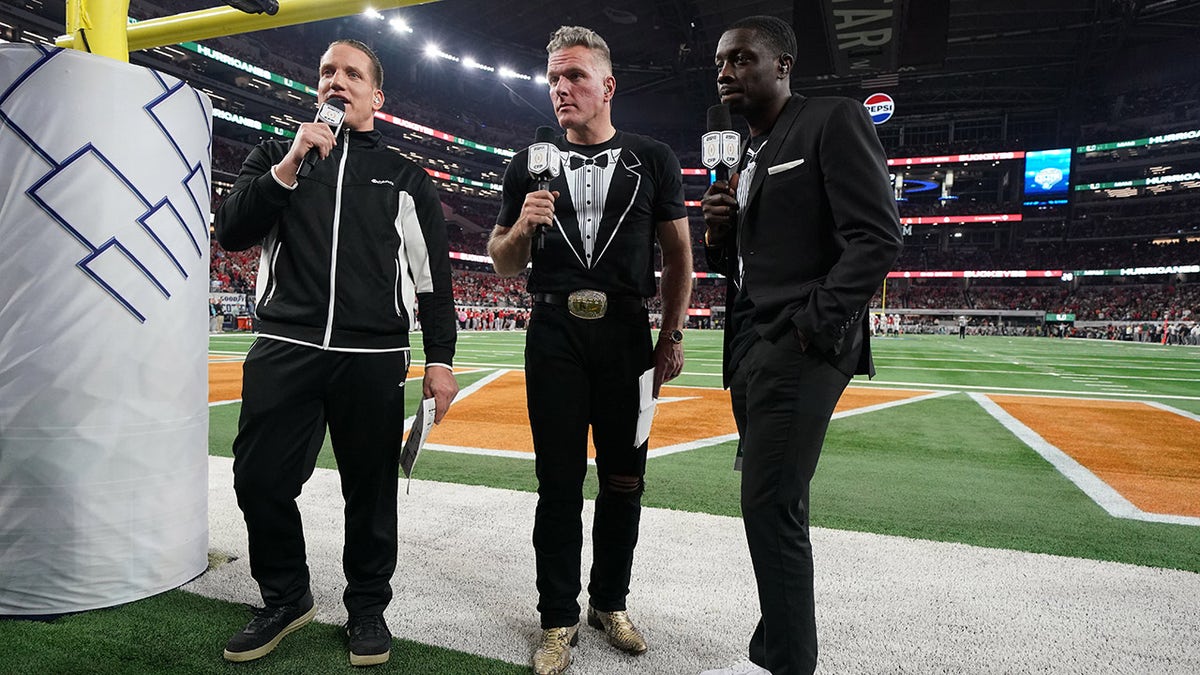 ম্যাচ চলাকালীন তার ক্রুদের সাথে প্যাট ম্যাকাফি