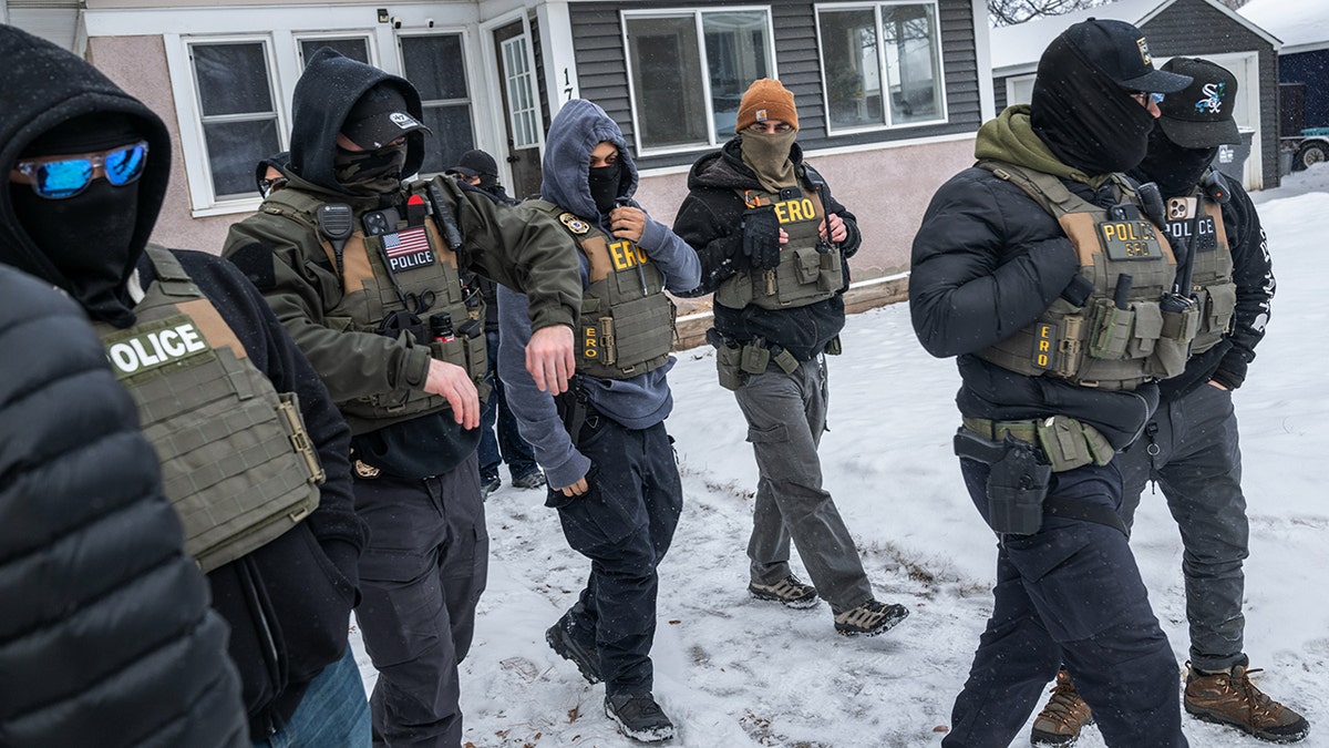 Agentes federais de aplicação da lei caminham em St. Paul, Minnesota