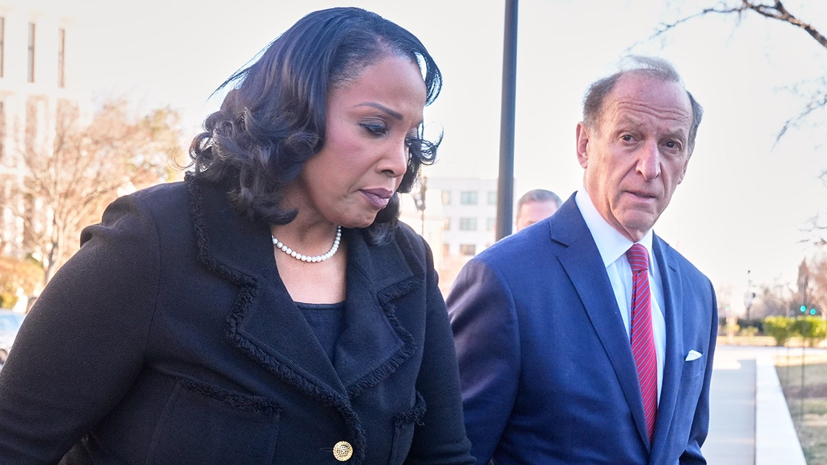 Lisa Cook e Abbey Lowell chegam à Suprema Corte de Washington.