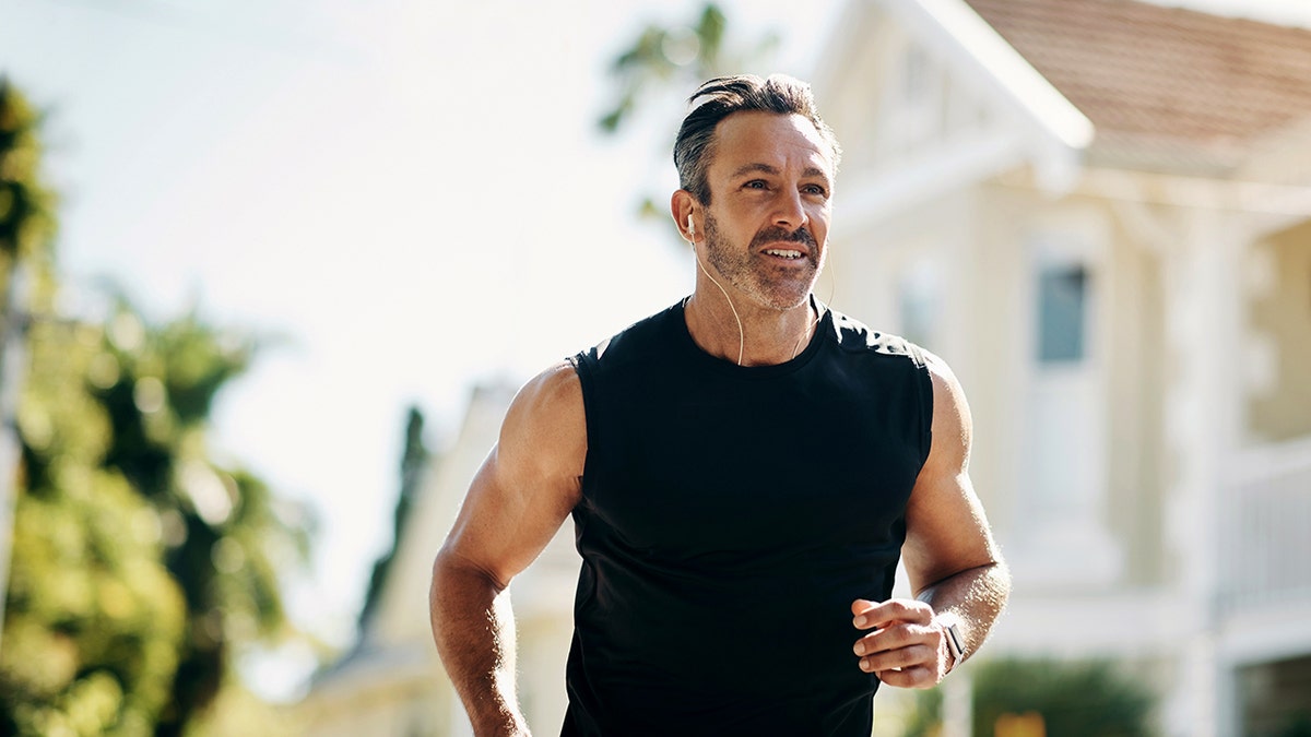 রানার, ফিটনেস এবং সিনিয়র ম্যান দৌড়াচ্ছে, ওয়ার্কআউট সুস্থতা, শক্তি এবং স্বাস্থ্যকর জীবনধারা অনুপ্রেরণার জন্য আশেপাশের বাইরে গান শোনা। রাস্তায় ব্যায়াম প্রশিক্ষণ লক্ষ্য সঙ্গে ক্রীড়া ব্যক্তি