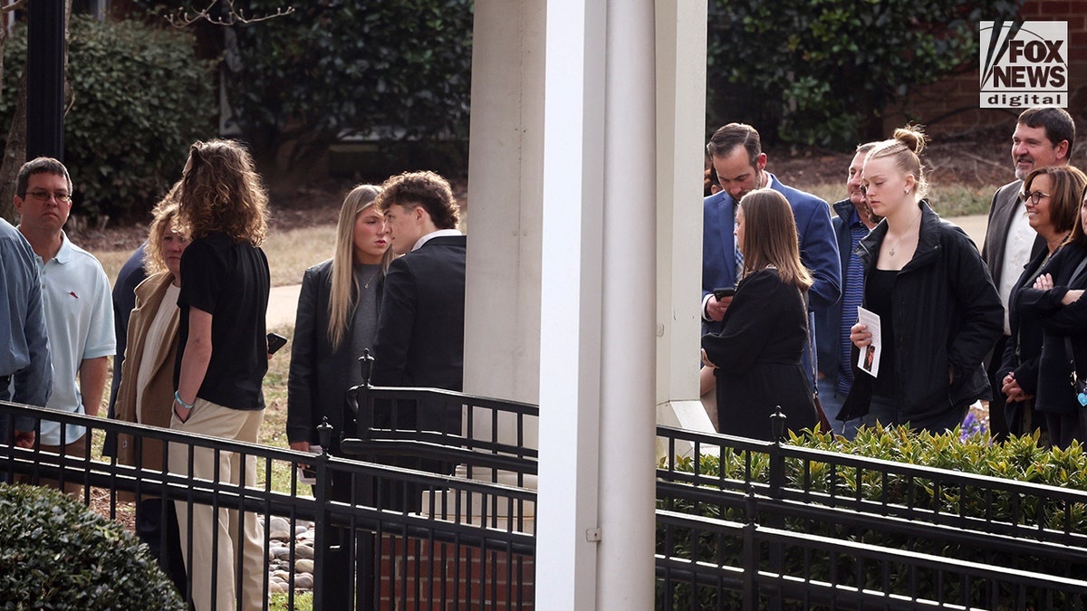 Nabożeństwo pogrzebowe Fletchera Marka Daniela Harrisa odbywa się w Williamson Chapel