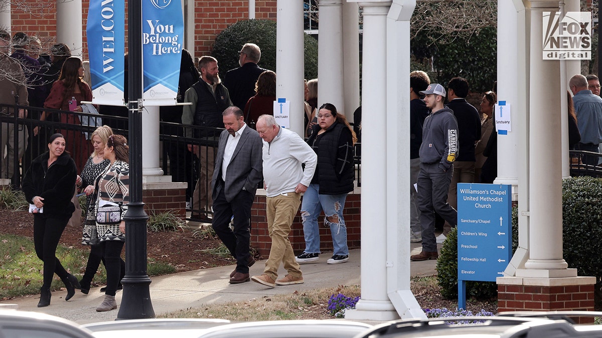 Nabożeństwo pogrzebowe Fletchera Marka Daniela Harrisa odbywa się w Williamson Chapel